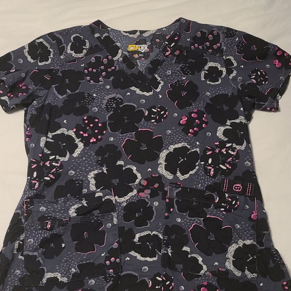 Wonder Wink scrub top